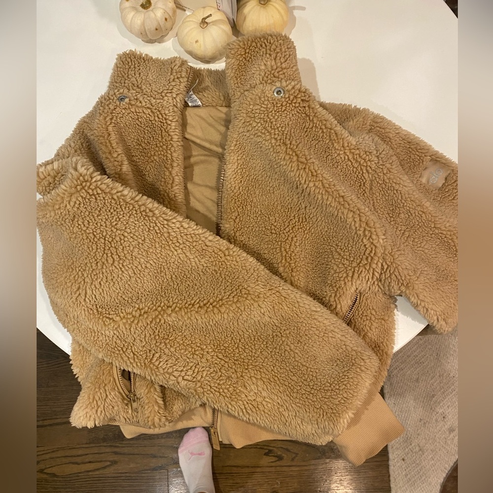 ALO Yoga Foxy Sherpa Jacket in Camel